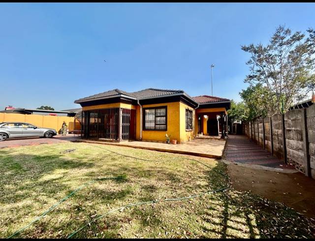 3 BEDROOM HOUSE FOR SALE IN VANDERBIJLPARK CE 2